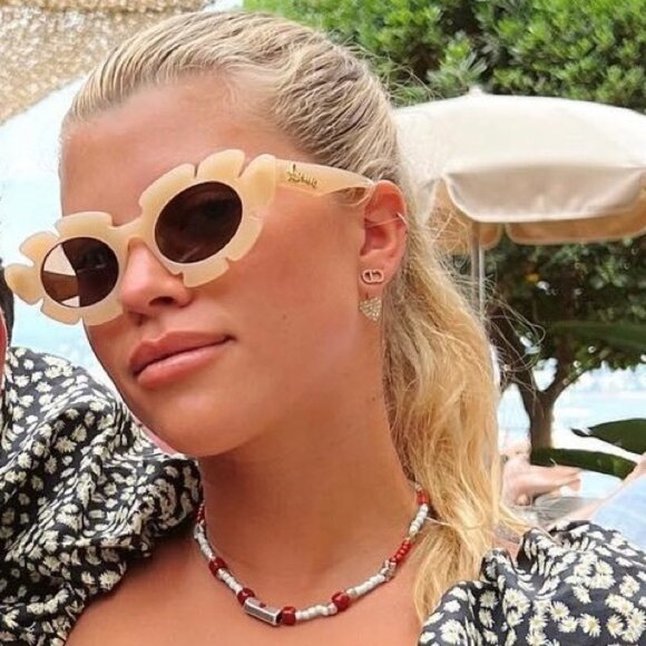 NEW Cute Taupe Bronze Floral Fashion Sunglasses - Picture 3 of 11